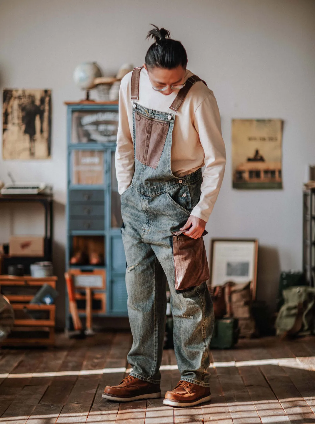 DISTRESSED DENIM OVERALLS CONTRAST-POCKET DUNGAREES